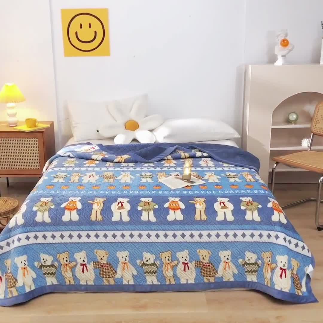 91家纺网 家纺一手货源 找家纺 卡奥 AB版水晶绒夹棉盖毯纯棉床盖加厚毛毯学生宿舍床垫伙伴熊