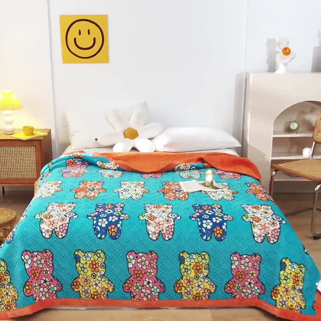 91家纺网 家纺一手货源 找家纺 卡奥 AB版水晶绒夹棉盖毯纯棉床盖加厚毛毯学生宿舍床垫熊花花
