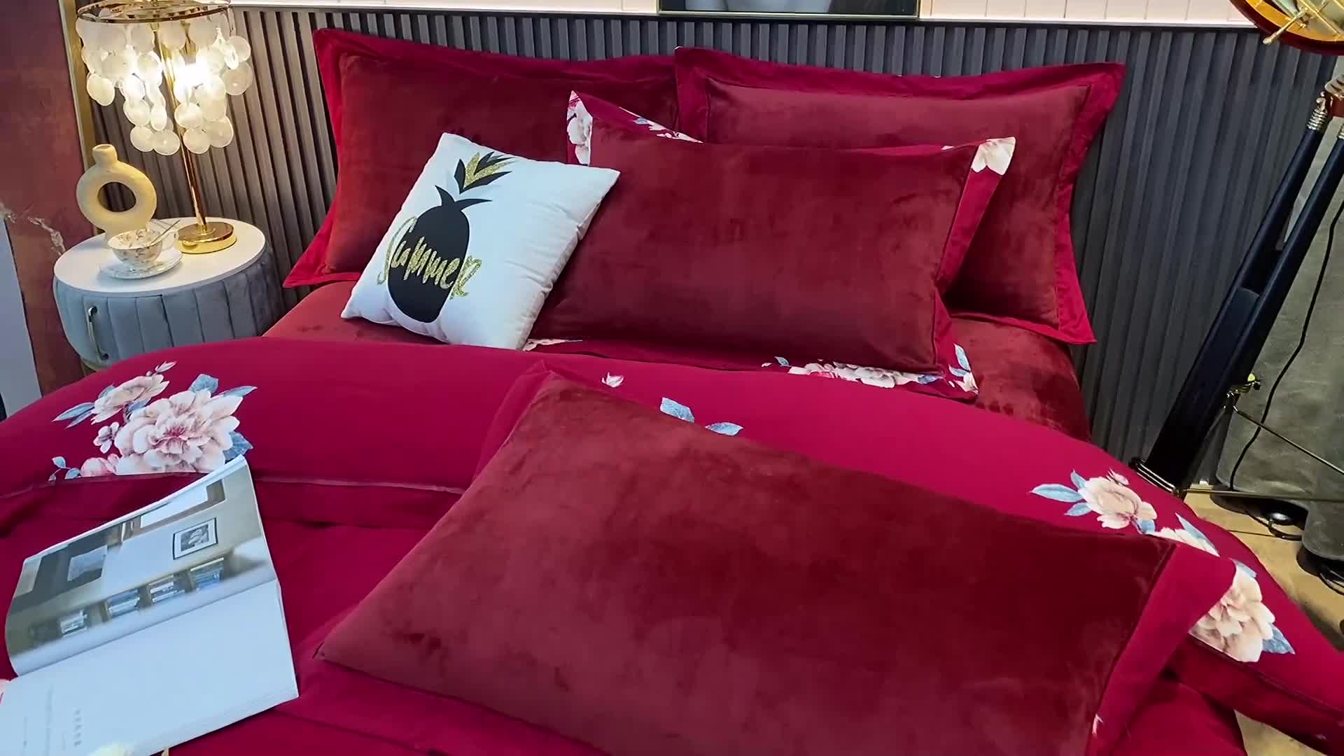 91家纺网 家纺一手货源 找家纺 杜先生2021新款230克牛奶绒拼角被边款四件套花开浓情酒红