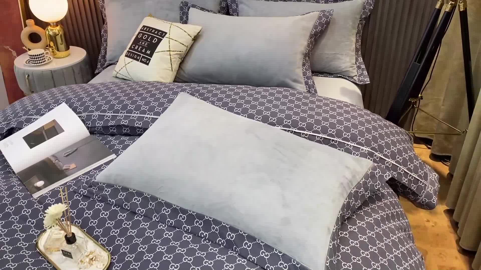 91家纺网 家纺一手货源 找家纺 杜先生2021新款230克牛奶绒拼角被边款四件套 古驰-深灰