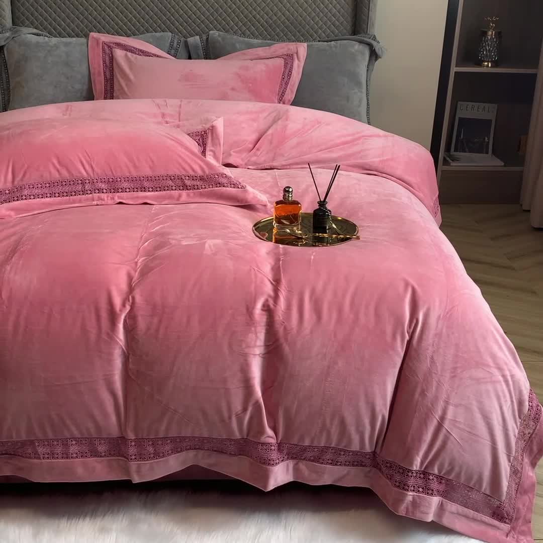 91家纺网 家纺一手货源 找家纺 榻尚 2021新款婴儿绒牛奶绒纯色镂空高端绒四件套 暖冬粉