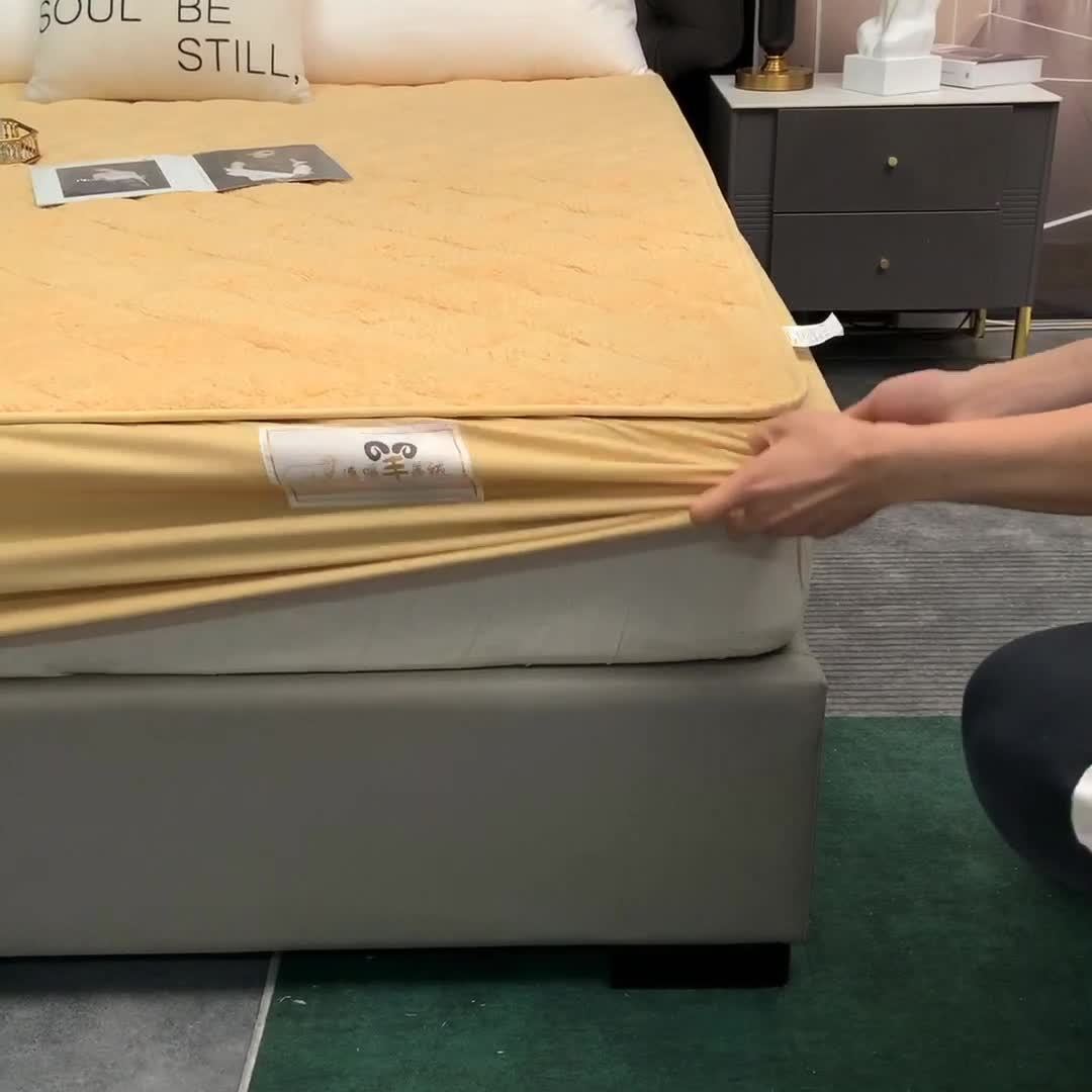 91家纺网 家纺一手货源 找家纺 豪选家纺 2026新款保暖羊羔绒夹棉床笠床垫保护套 驼色