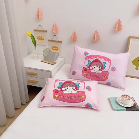 91家纺网 家纺一手货源 找家纺 吉咪兔家纺 2022新款13372纯棉卡通定位枕套 草莓女孩