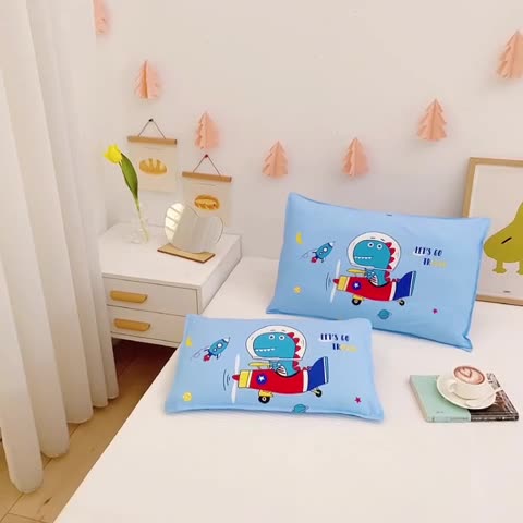 91家纺网 家纺一手货源 找家纺 吉咪兔家纺 2022新款13372纯棉卡通定位枕套 恐龙飞船