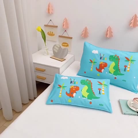 91家纺网 家纺一手货源 找家纺 吉咪兔家纺 2022新款13372纯棉卡通定位枕套恐龙兄弟蓝