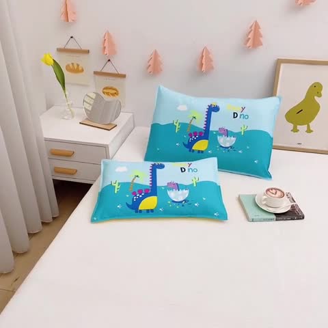 91家纺网 家纺一手货源 找家纺 吉咪兔家纺 2022新款13372纯棉卡通定位枕套 恐龙一家