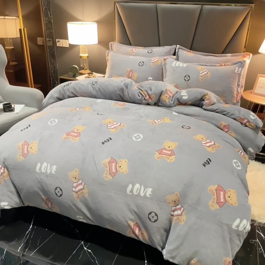 91家纺网 家纺一手货源 找家纺 锦罗绣 2021新款牛奶绒印花四件套 灰底小熊