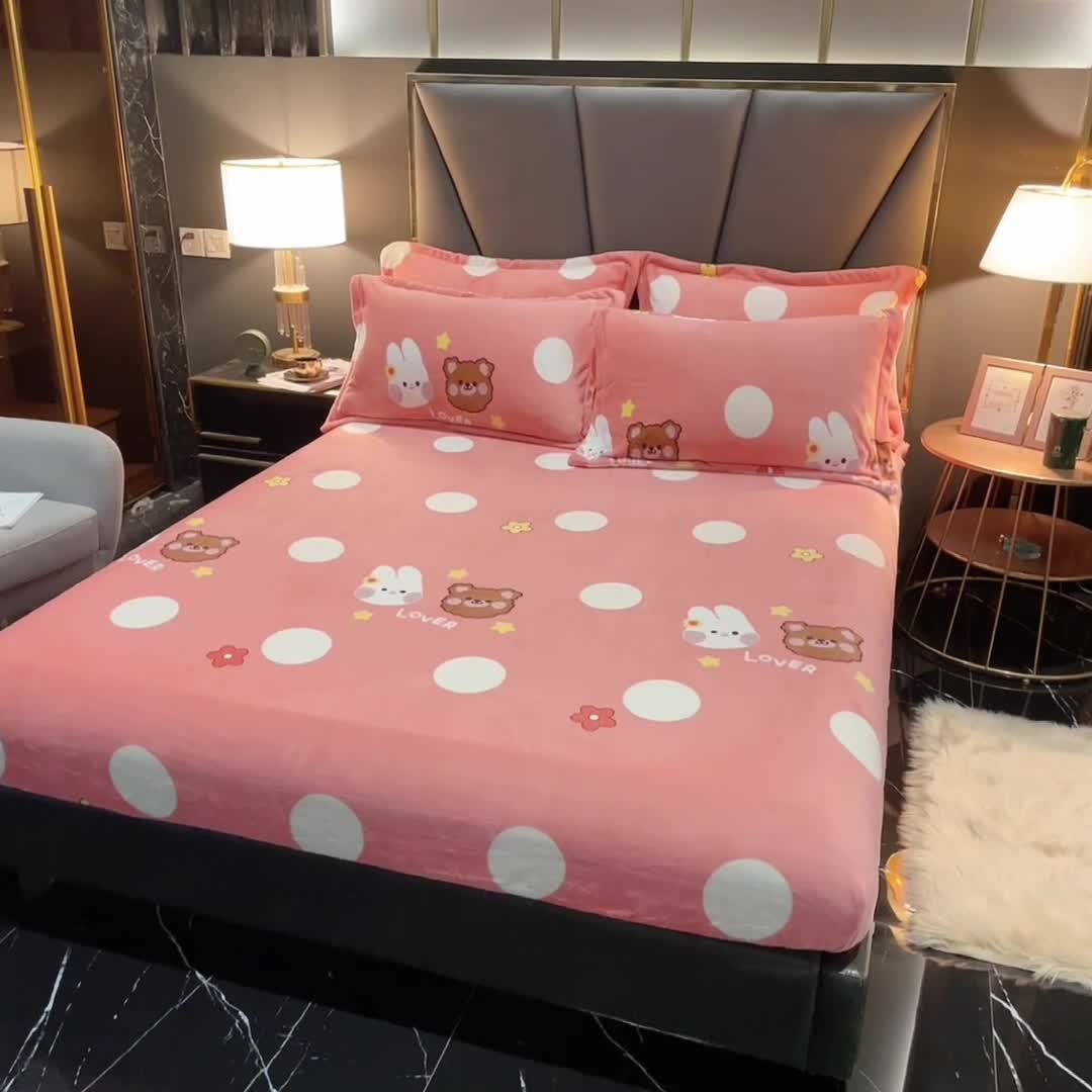 91家纺网 家纺一手货源 找家纺 锦罗绣 2021新款牛奶绒印花单品床笠粉底小兔