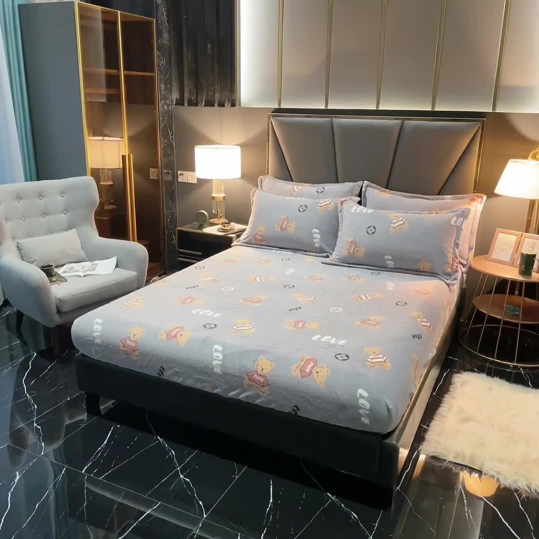 91家纺网 家纺一手货源 找家纺 锦罗绣 2021新款牛奶绒印花单品床笠灰底小熊