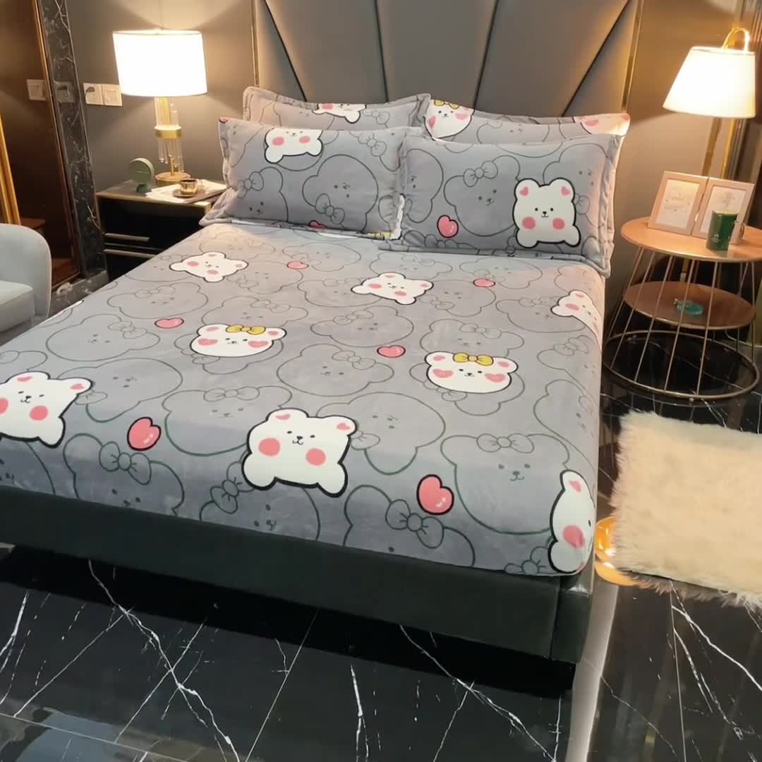 91家纺网 家纺一手货源 找家纺 锦罗绣 2021新款牛奶绒印花单品床笠趴趴熊