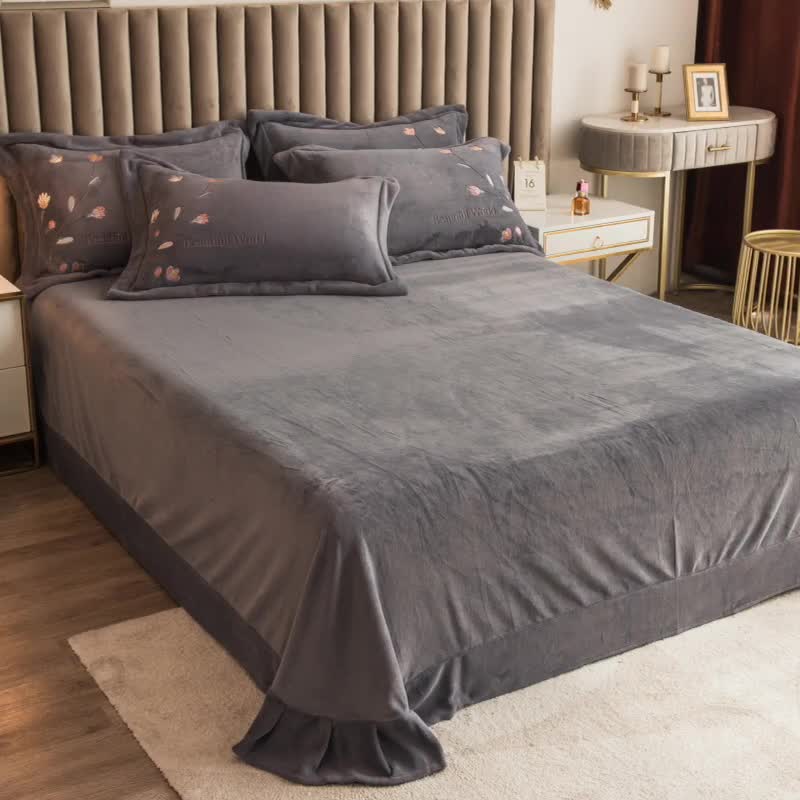 91家纺网 家纺一手货源 找家纺 绒博士240法莱牛奶水晶宝宝贝贝魔法四件套-浪漫花丛 灰色