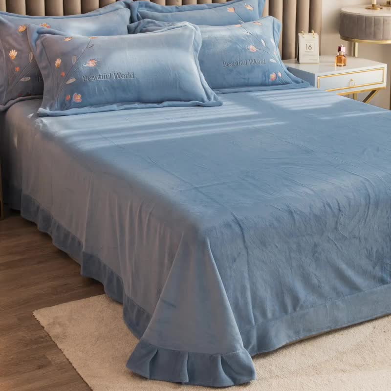 91家纺网 家纺一手货源 找家纺 绒博士240g法莱牛奶水晶宝宝贝贝魔法四件套-浪漫花丛天空蓝