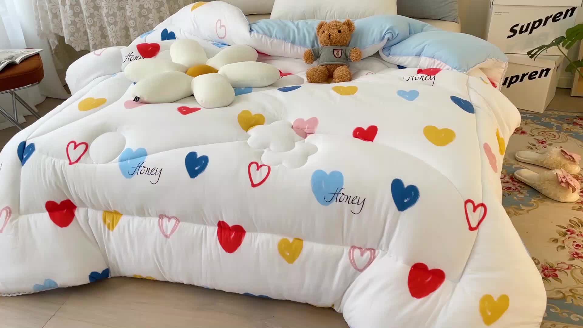 91家纺网 家纺一手货源 找家纺 慕尚家纺 2022新款水洗棉小花边冬被 彩虹爱心