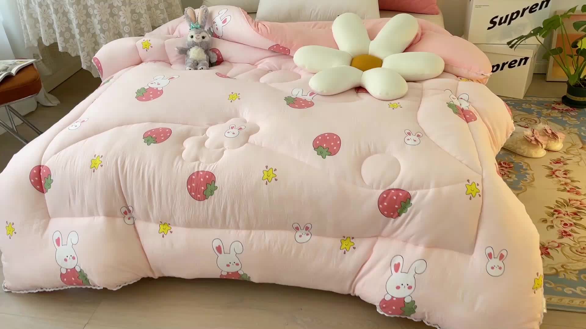 91家纺网 家纺一手货源 找家纺 慕尚家纺 2022新款水洗棉小花边冬被 草莓兔兔