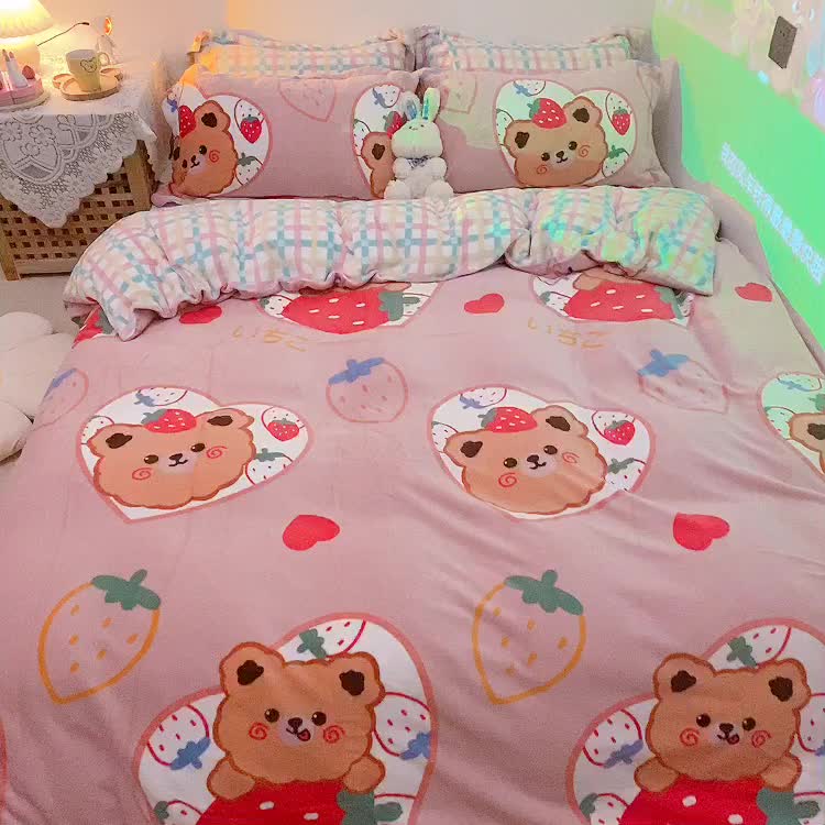 91家纺网 家纺一手货源 找家纺 沐棉家纺2021新款卡通牛奶绒四件套 草莓熊