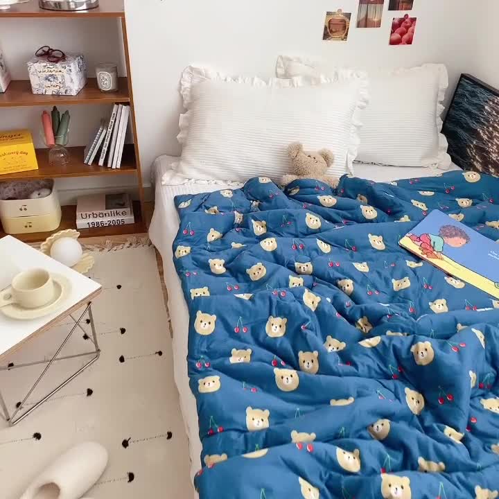 91家纺网 家纺一手货源 找家纺 星期八 2021新款大豆针织春秋被冬被樱桃熊深蓝