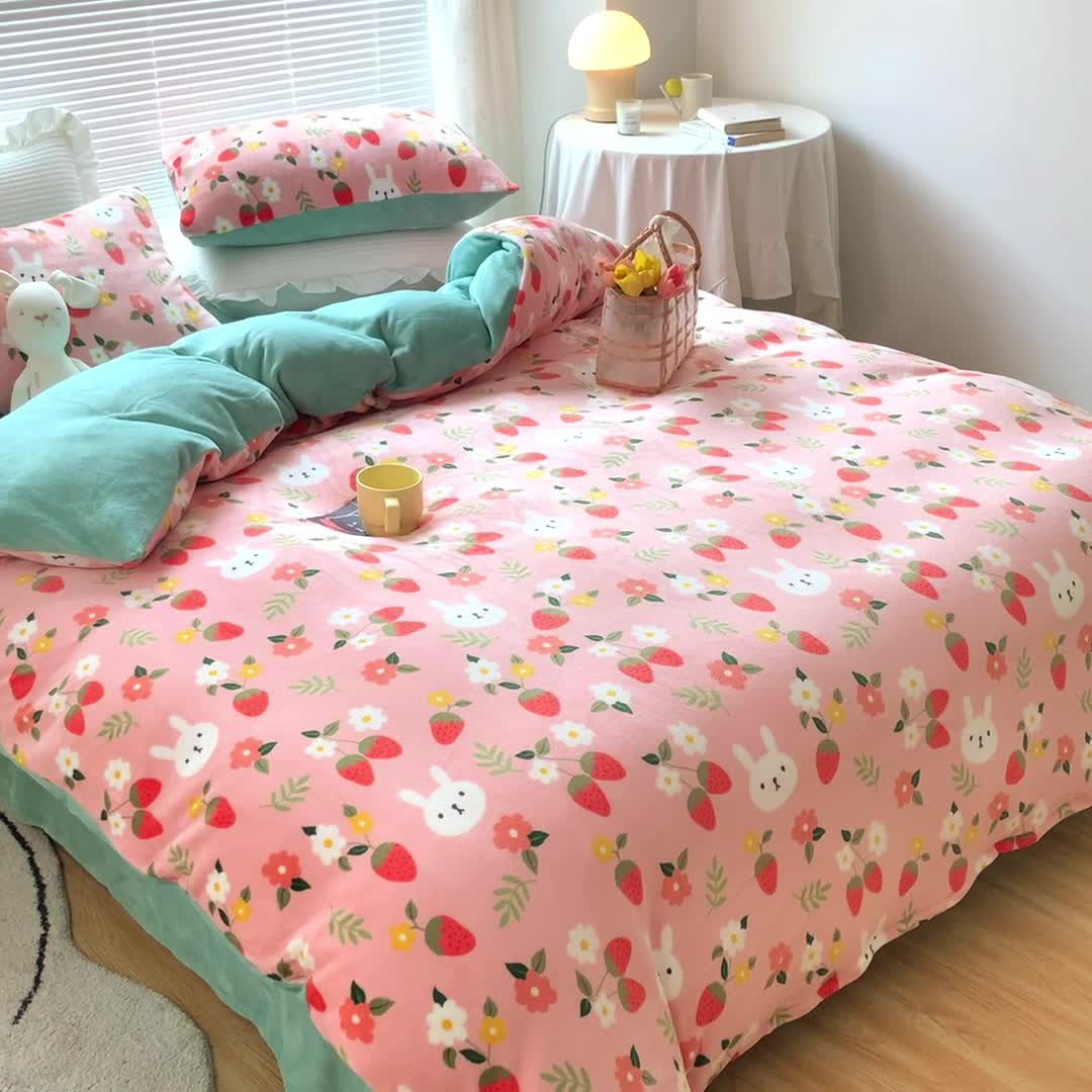 91家纺网 家纺一手货源 找家纺 安哆啦 2021新款220g牛奶绒简约款四件套 草莓兔