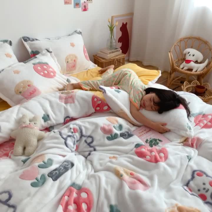 91家纺网 家纺一手货源 找家纺 川悦生活 2021新款立体雪花绒四件套直播供货 草莓小熊