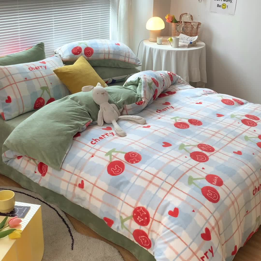 91家纺网 家纺一手货源 找家纺 安哆啦 2021新款220g牛奶绒简约款四件套 樱桃兔兔