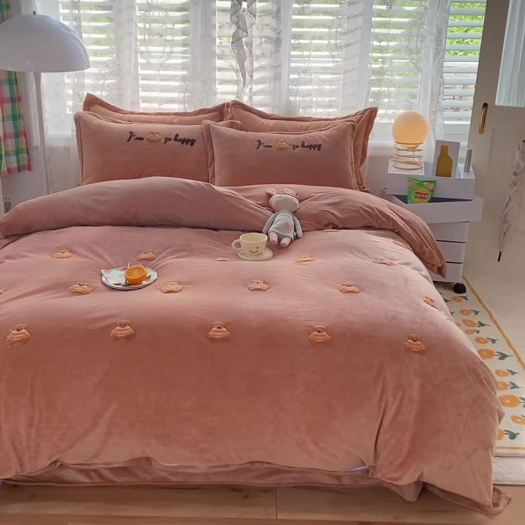 91家纺网 家纺一手货源 找家纺 蜜柚 2024新款婴儿绒毛巾绣快乐熊仔四件套 快乐熊仔-卡其