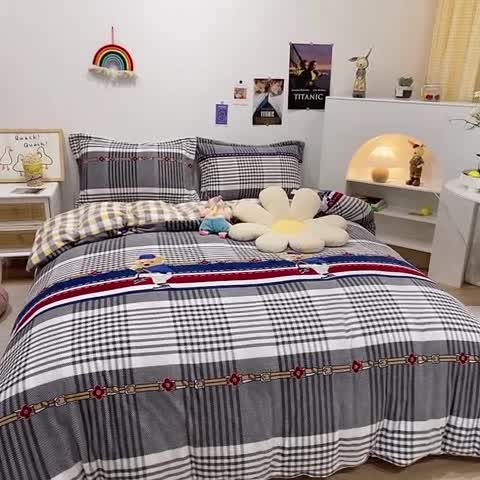 91家纺网 家纺一手货源 找家纺 珺柔家纺2021新款牛奶绒印花四件套 格子小熊