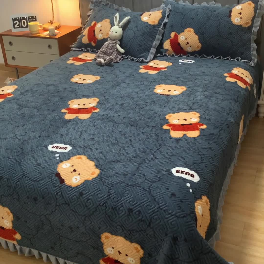 91家纺网 家纺一手货源 找家纺 索飞特牛奶绒夹棉绗缝床盖三件套 绅士熊