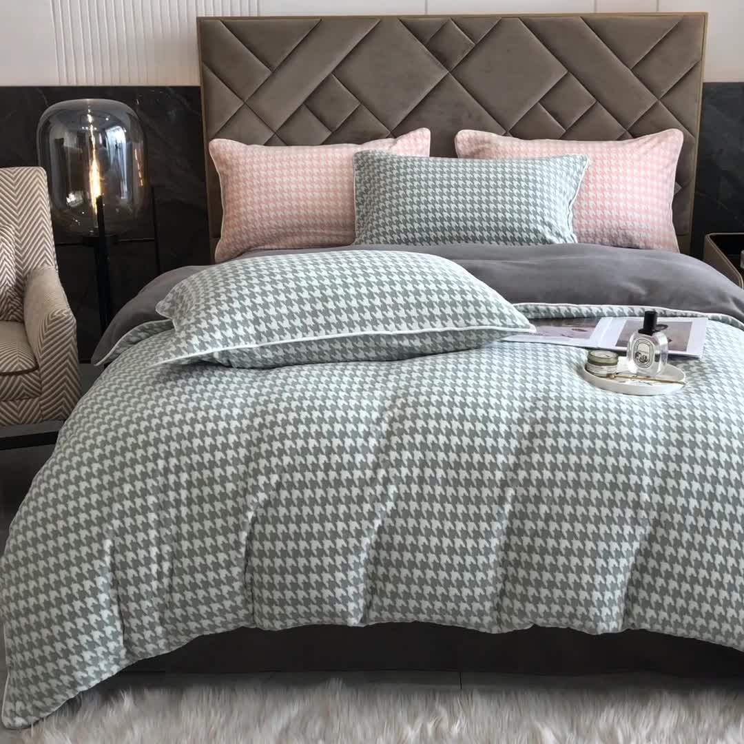 91家纺网 家纺一手货源 找家纺 慕尚 2022新款雕花绒立体牛奶绒轻奢系列四件套 千鸟格绿