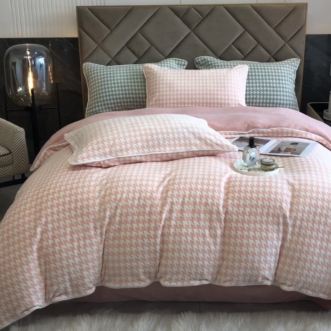 91家纺网 家纺一手货源 找家纺 慕尚 2022新款雕花绒立体牛奶绒轻奢系列四件套 千鸟格玉