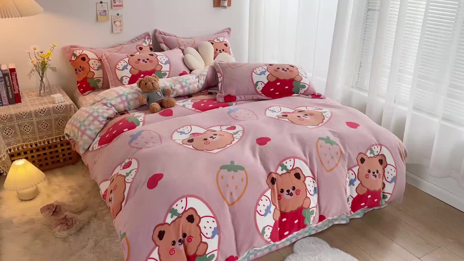 91家纺网 家纺一手货源 找家纺 沐棉 2021新款卡通牛奶绒四件套新拍 草莓熊