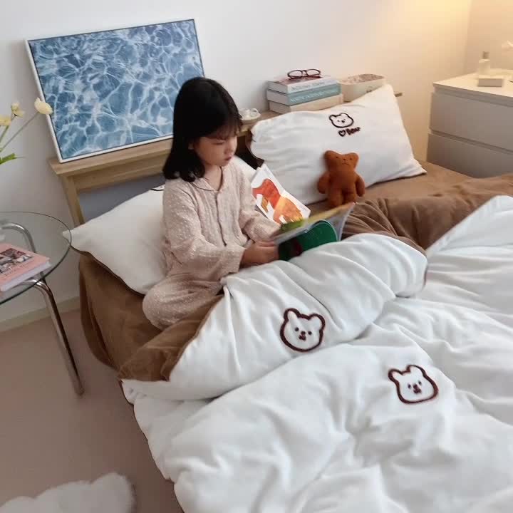 91家纺网 家纺一手货源 找家纺 雅居纺 2022新款牛奶绒毛巾绣四件套拍摄风格1 可爱熊-白咖