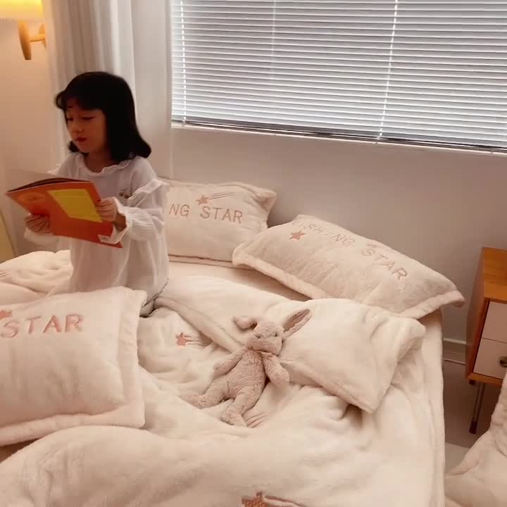 91家纺网 家纺一手货源 找家纺 雅居纺 2022新款泰迪绒绣花四件套拍摄风格1 许愿星-白