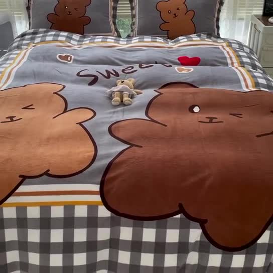 91家纺网 家纺一手货源 找家纺 慕尚 2022新款北欧牛奶绒卡通大版四件套棚拍图 好朋友