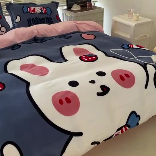 91家纺网 家纺一手货源 找家纺 慕尚 2022新款北欧牛奶绒卡通大版四件套棚拍图 奶糖兔