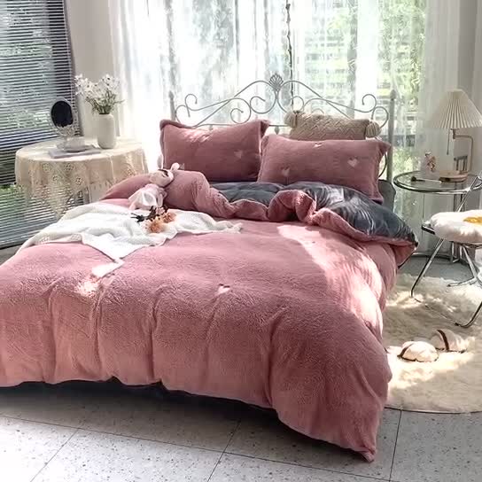 91家纺网 家纺一手货源 找家纺 慕尚家纺 2022新款泰迪绒刺绣款牛奶绒四件套 爱心粉