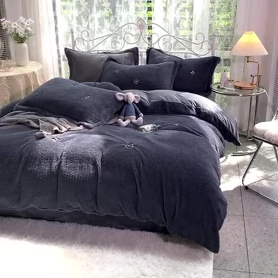 91家纺网 家纺一手货源 找家纺 慕尚家纺 2022新款泰迪绒刺绣款牛奶绒四件套 四叶草灰