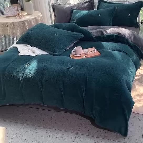 91家纺网 家纺一手货源 找家纺 慕尚家纺 2022新款泰迪绒刺绣款牛奶绒四件套 四叶草绿