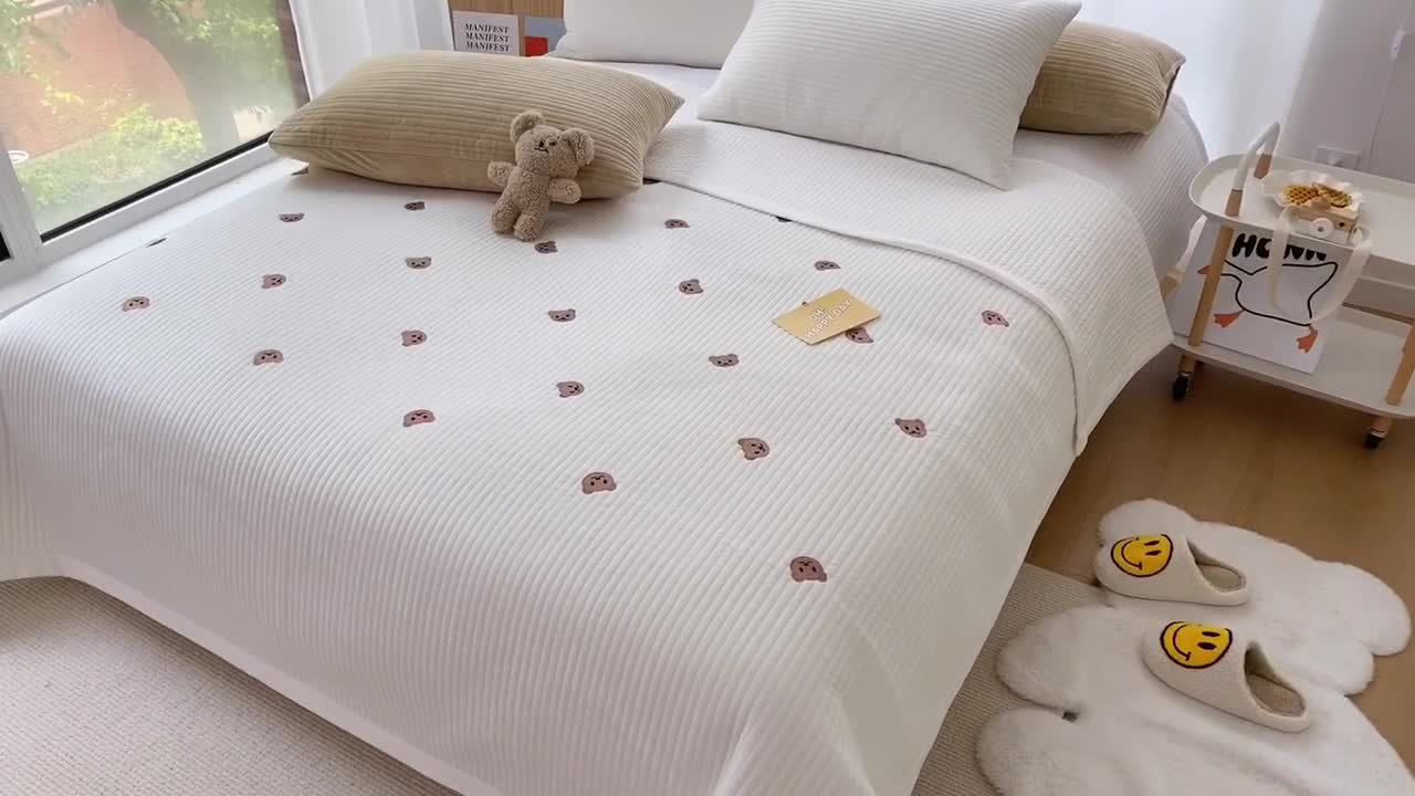 91家纺网 家纺一手货源 找家纺 漫调 2021新款宝宝绒刺绣床盖三件套 小熊 白