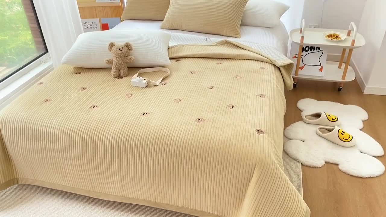 91家纺网 家纺一手货源 找家纺 漫调 2021新款宝宝绒刺绣床盖三件套 小熊 卡其