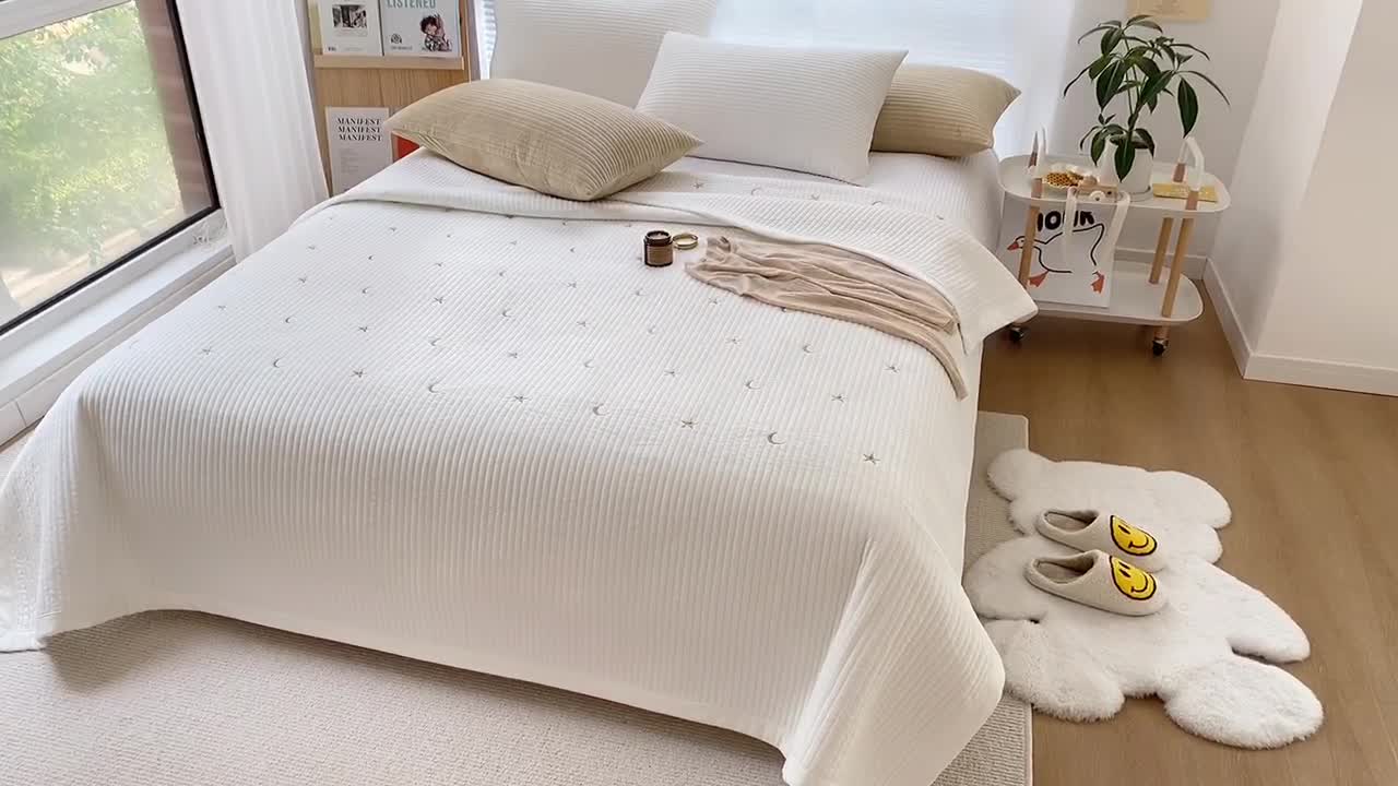 91家纺网 家纺一手货源 找家纺 漫调 2021新款宝宝绒刺绣床盖三件套 星月 白