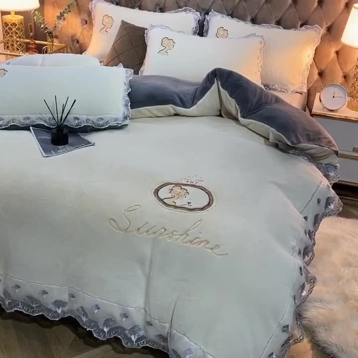 91家纺网 家纺一手货源 找家纺 青竹苑2021新款220克加厚保暖牛奶绒刺绣蕾丝太妃款四件套 太妃白灰