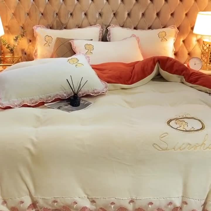 91家纺网 家纺一手货源 找家纺 青竹苑2021新款220克加厚保暖牛奶绒刺绣蕾丝太妃款四件套 太妃白桔