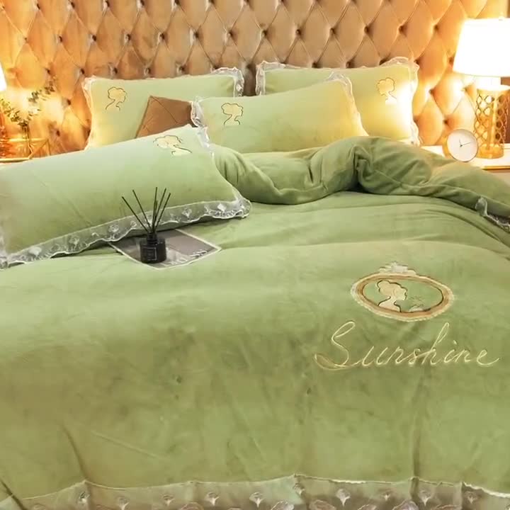 91家纺网 家纺一手货源 找家纺 青竹苑2021新款220克加厚保暖牛奶绒刺绣蕾丝太妃款四件套 太妃果绿