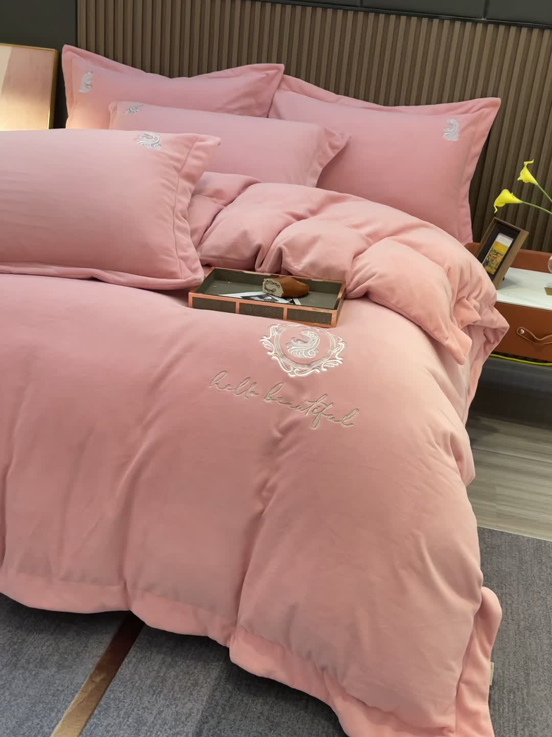 91家纺网 家纺一手货源 找家纺 榻尚家居 2021新款柔暖绒四件套茱莉系列 茱莉粉