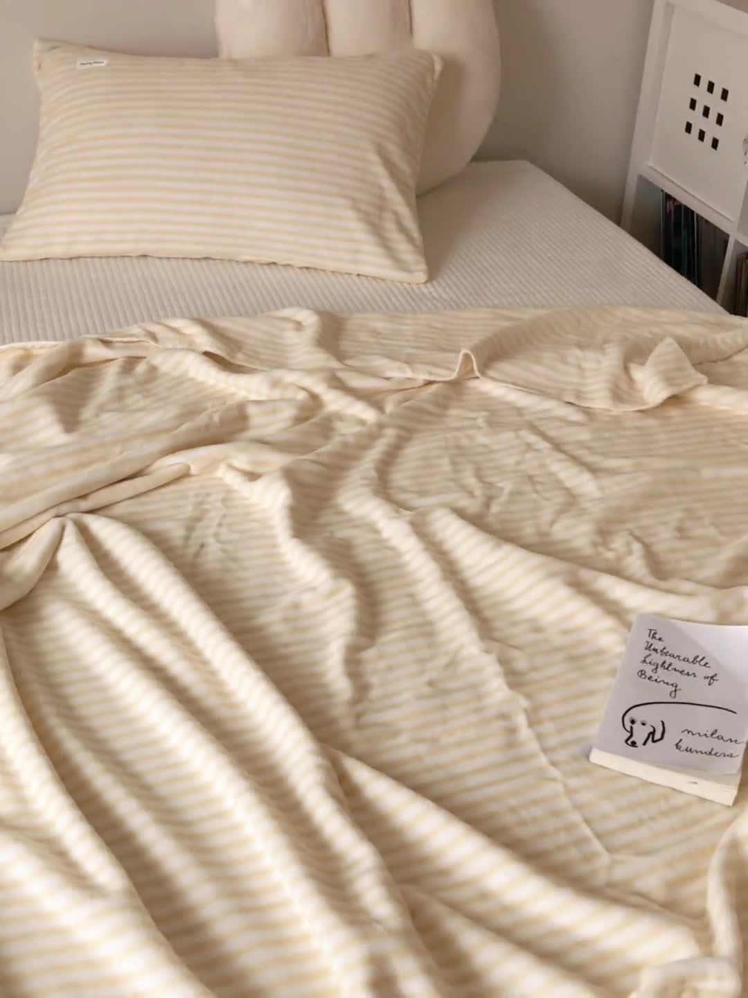 91家纺网 家纺一手货源 找家纺 洋铭区 2021新款牛奶绒彩虹条毯子系列 彩虹黄