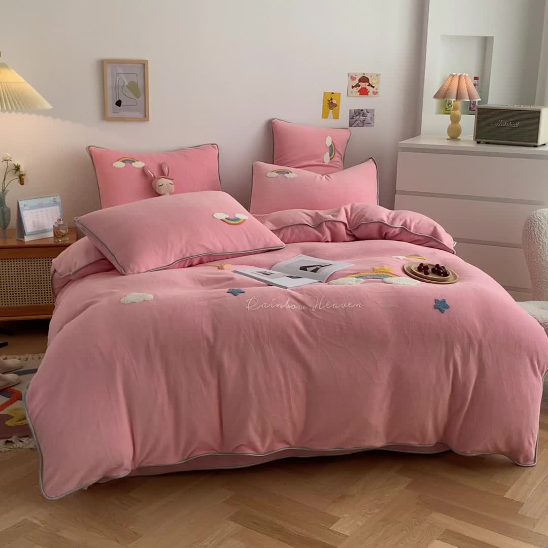 91家纺网 家纺一手货源 找家纺 绒兔兔 2021秋冬牛奶绒毛巾绣韩版床裙床单四件套 七彩云-粉玉