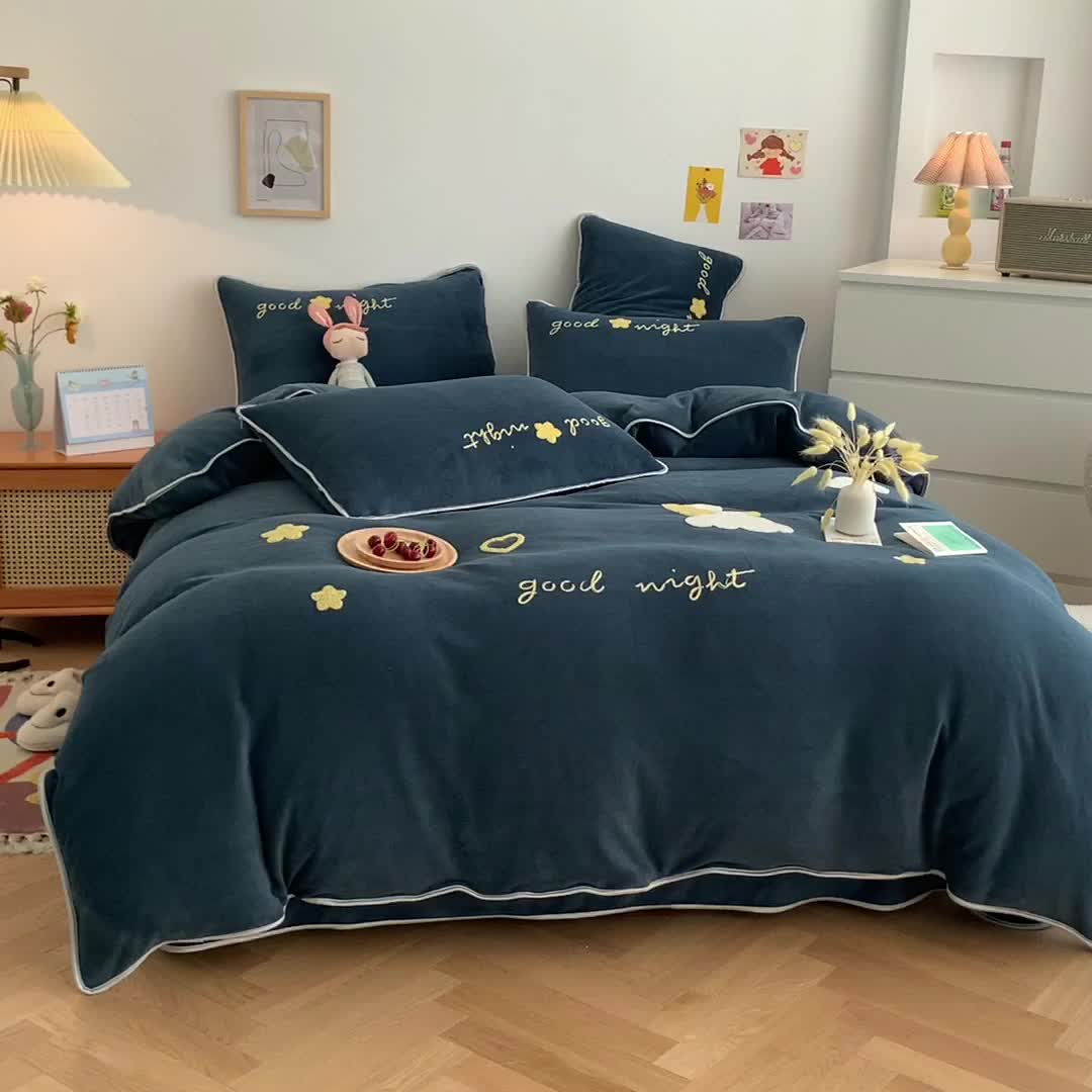 91家纺网 家纺一手货源 找家纺 绒兔兔 2021秋冬牛奶绒毛巾绣韩版床裙床单四件套 晚安-宝蓝
