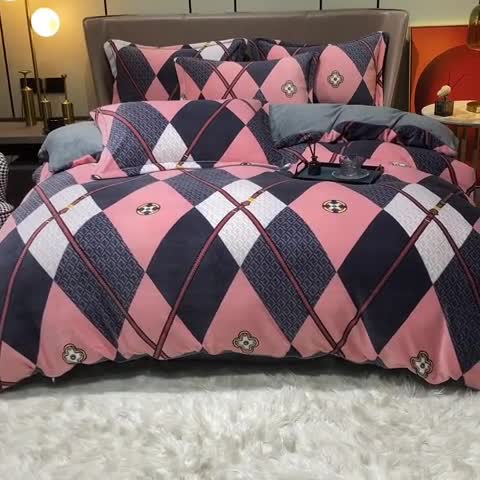 91家纺网 家纺一手货源 找家纺 米莱家纺 2021新款轻奢风加厚保暖牛奶绒四件套 菱形世界  粉