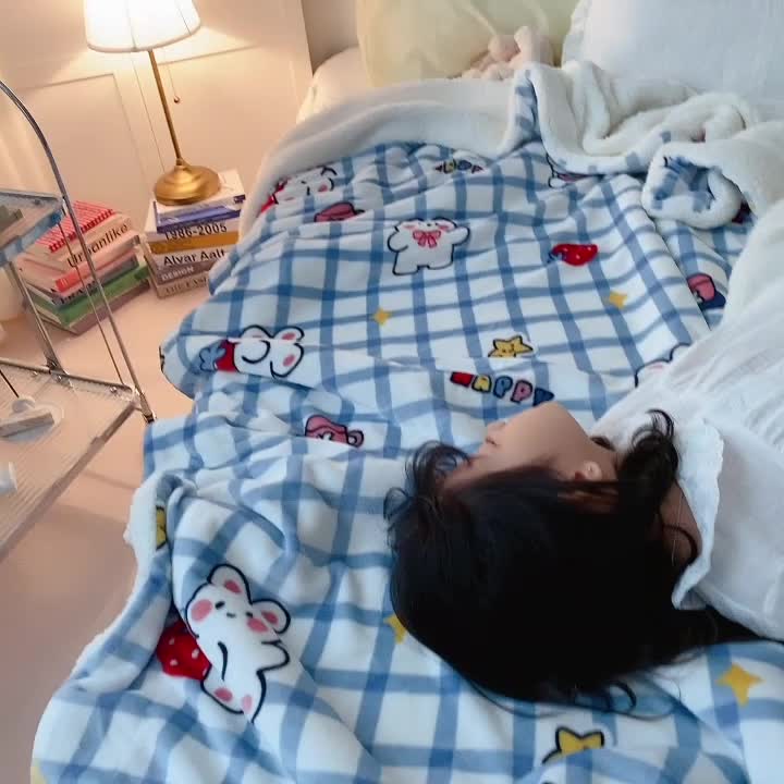 91家纺网 家纺一手货源 找家纺 顾里家纺 2021新款ins网红少女心暖肤羊羔绒毯 蓝格小兔