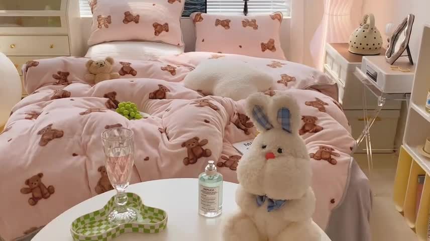 91家纺网 家纺一手货源 找家纺 顾里家纺2021新款ins韩国高端保暖牛奶绒四件套韩国熊仔