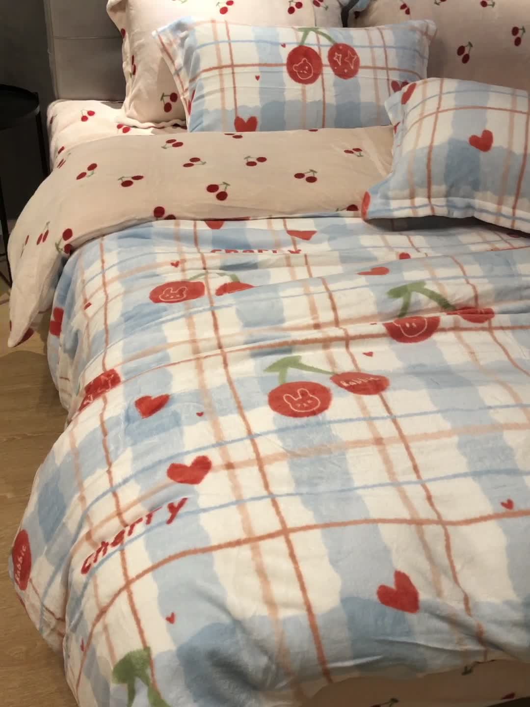 91家纺网 家纺一手货源 找家纺 棉生活 2021新款小清新牛奶绒四件套 樱桃兔兔